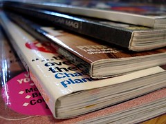 Иллюстрация, изображающая концепцию ИИ-агентов, взаимодействующих с кодом и инструментами разработки.
