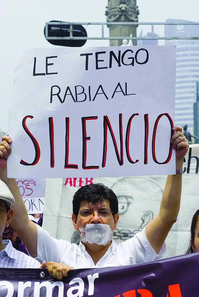 Разработчик настраивает локальную языковую модель на рабочей станции