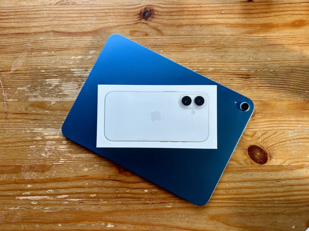Демонстрация локальной работы большой языковой модели на экране iPhone или MacBook, с акцентом на приватность и обработку данных на устройстве.