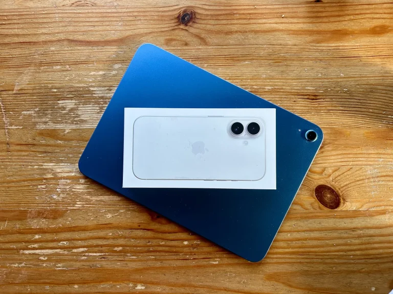 Демонстрация локальной работы большой языковой модели на экране iPhone или MacBook, с акцентом на приватность и обработку данных на устройстве.