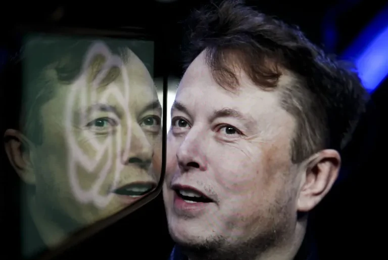 Илон Маск на фоне логотипов SpaceX и Anthropic, символизирующих партнерство в сфере ИИ.