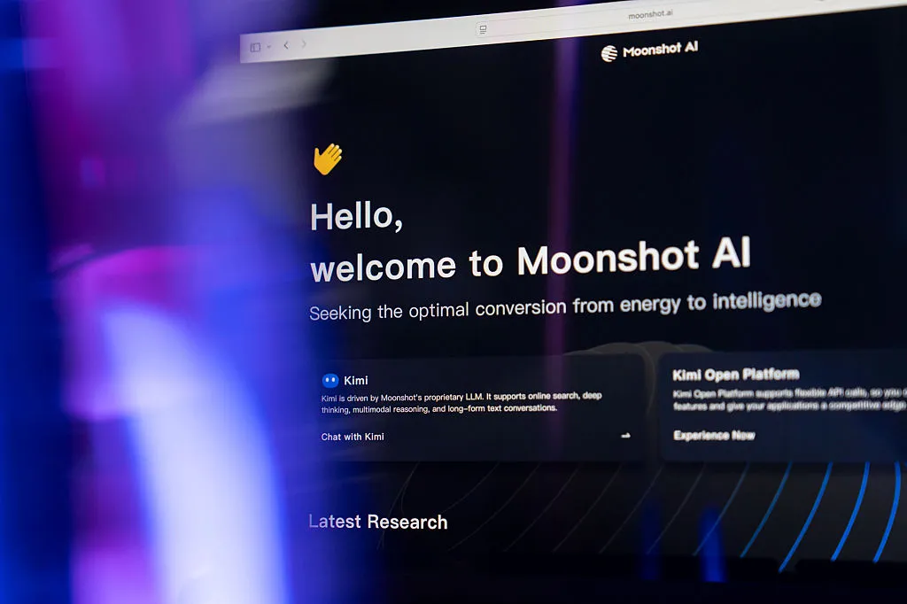 Логотип Moonshot AI, разработчика модели Kimi, на фоне стилизованного изображения нейросетей и китайско-американских флагов