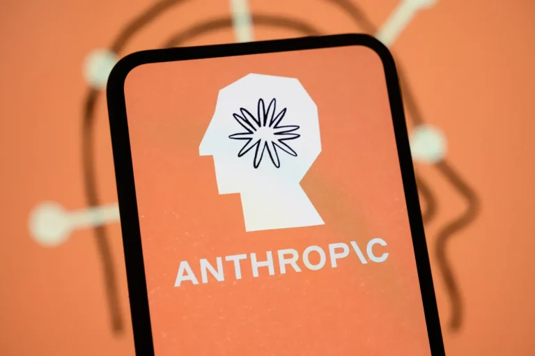 Изображение, символизирующее новый рекламный ролик Anthropic, с тревожными визуальными элементами.