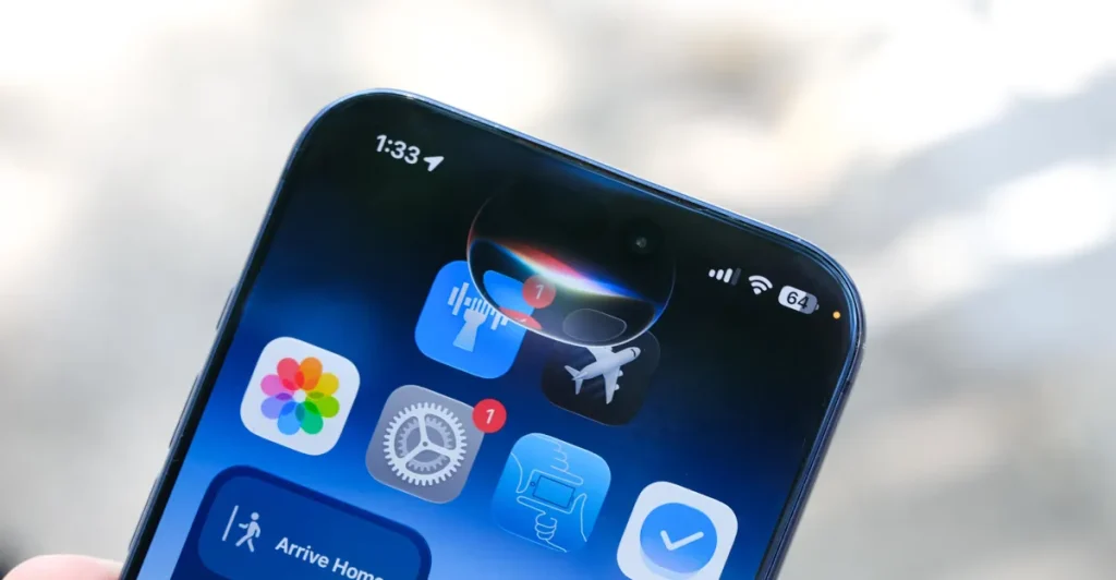 Экран iPhone с активным интерфейсом Siri AI, показывающий результат поиска информации о концерте.