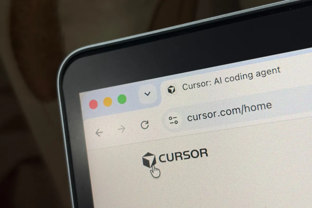 Интерфейс Cursor с кодом, на фоне флаг Индии и информация о подписке Cursor Start