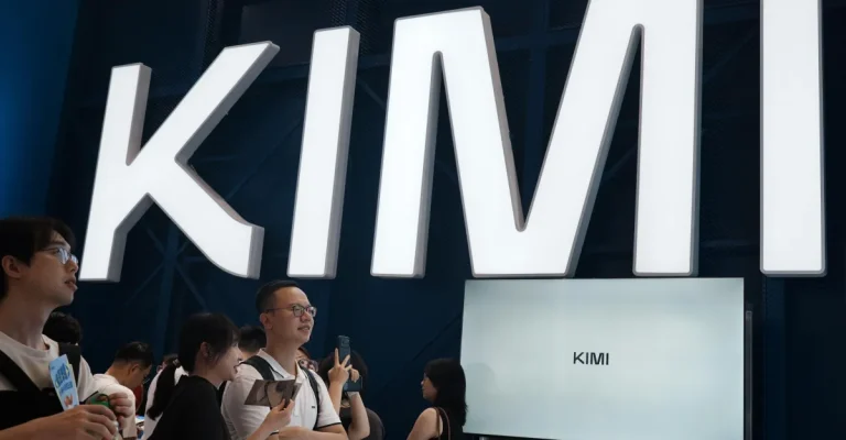 Логотип Moonshot AI и модель Kimi K3 на фоне сравнительных графиков производительности