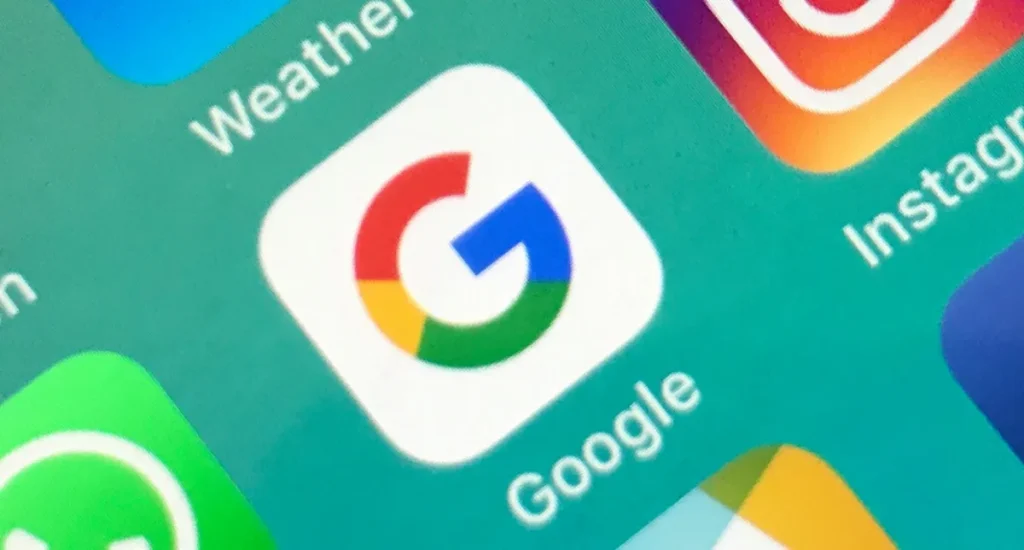 Экран с результатами поиска Google, где рекламные объявления имеют пометку о создании с помощью ИИ