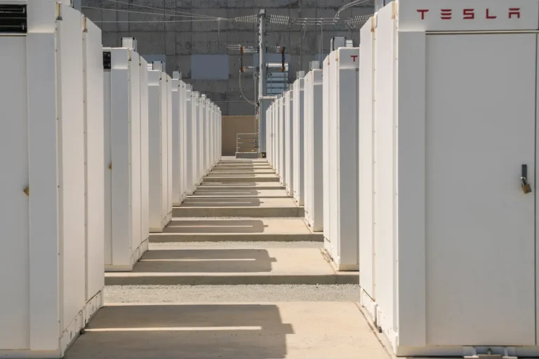 Промышленные батареи Tesla Megapack для энергоснабжения ИИ-дата-центров