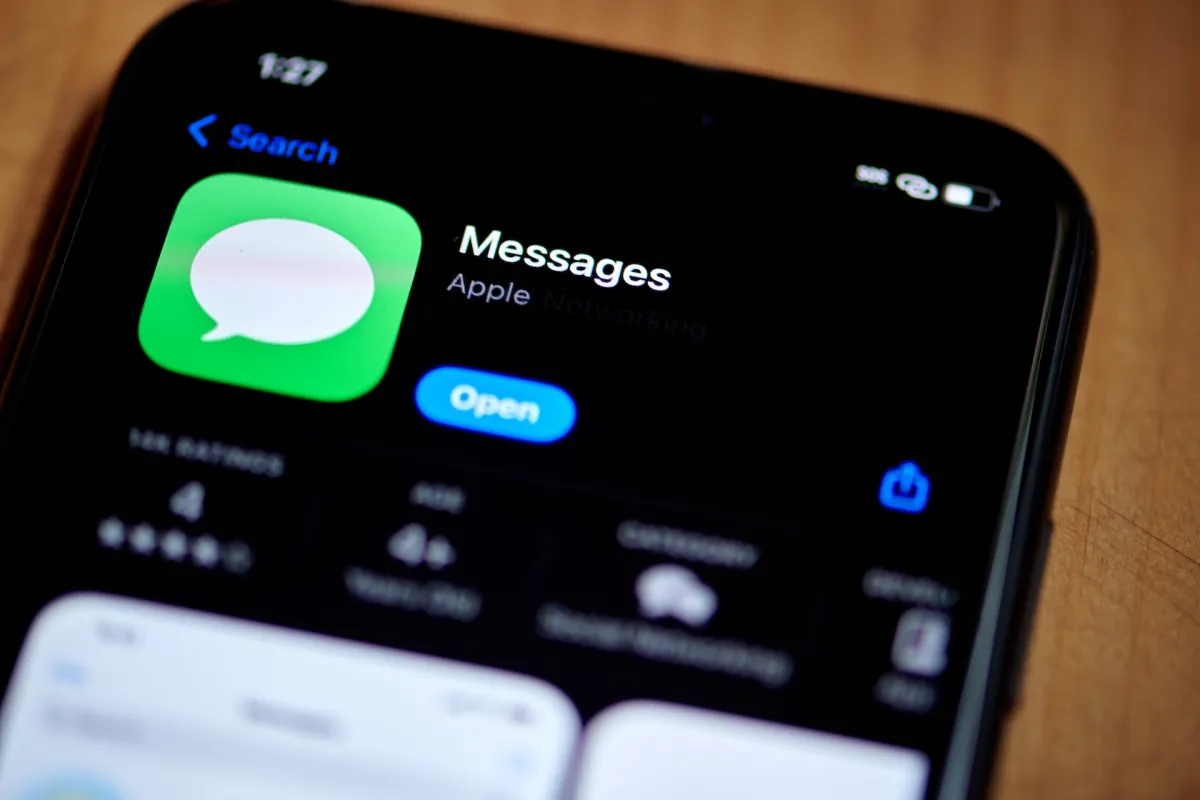 Скриншот интерфейса ChatGPT с активным плагином Apple Messages
