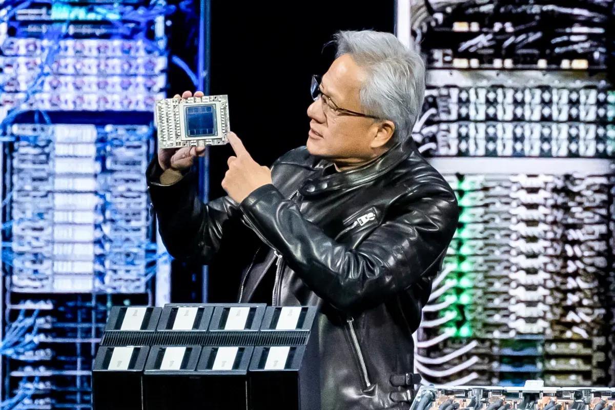 Серверный зал с GPU-стойками Nvidia для ИИ-дата-центров