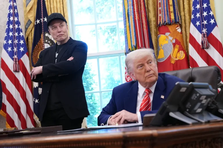 Дональд Трамп и Илон Маск на мероприятии SpaceX, официальный стиль Белого дома