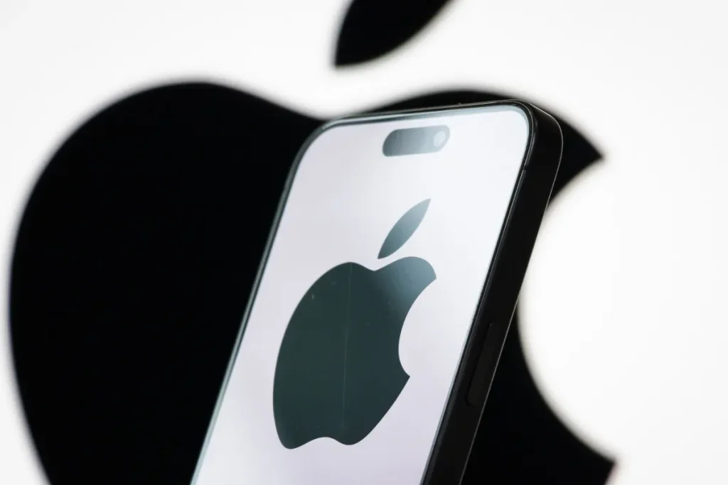 Логотип Apple рядом с интерфейсом Siri и новостными материалами