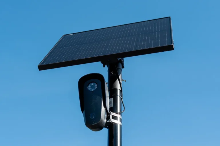 Камера Flock Safety, установленная на уличном столбе, использует ИИ для распознавания номерных знаков