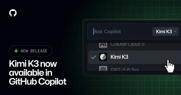 Разработчик работает с кодом на ноутбуке