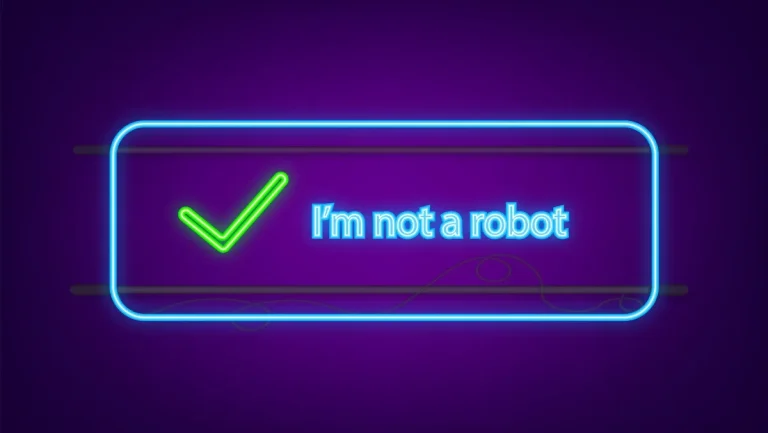 Интерфейс PyPI с формой регистрации, окном hCaptcha и схемой загрузки вредоносного Python-пакета агентом Mythos 5
