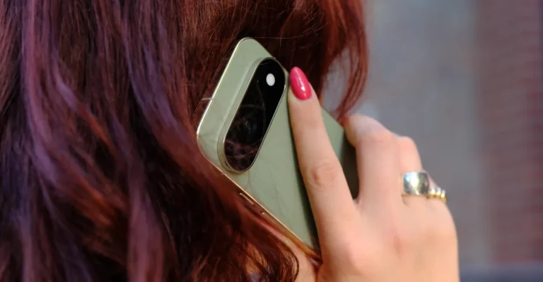 Экран Pixel 11 с Gemini и расшифровкой автоматического звонка в компанию