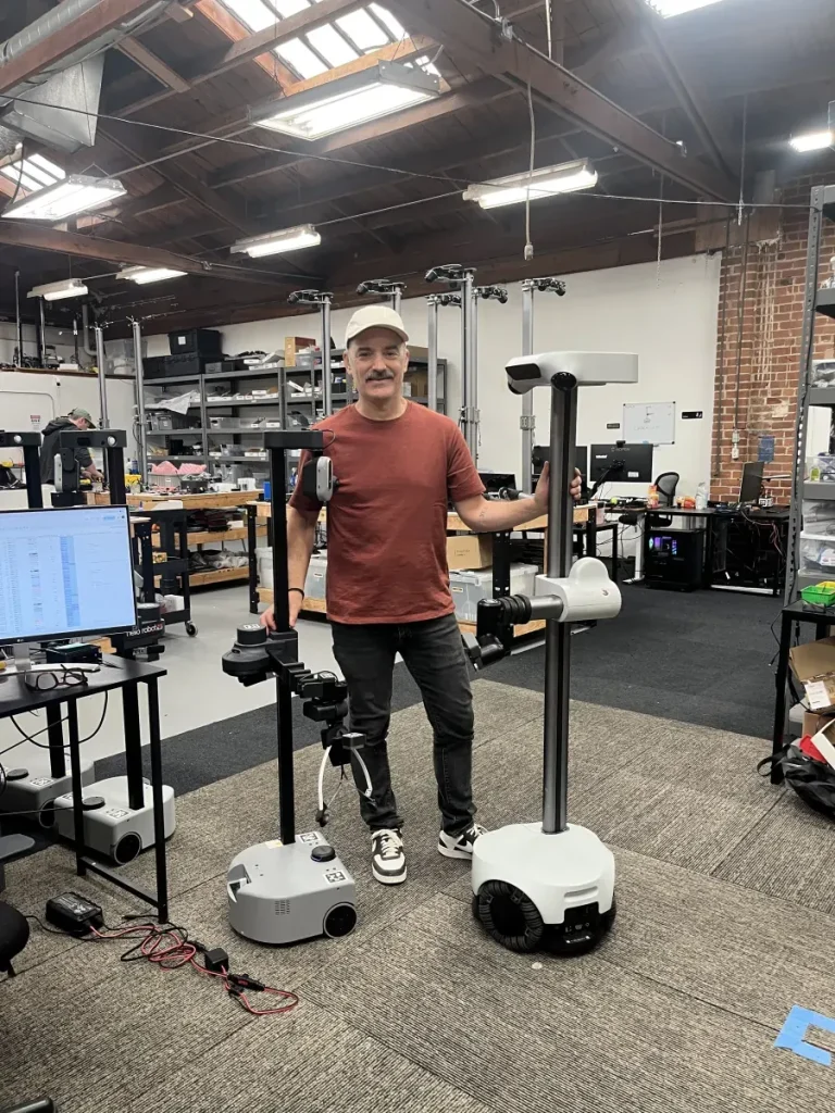 Колёсный робот Stretch 4 компании Hello Robot с телескопической рукой