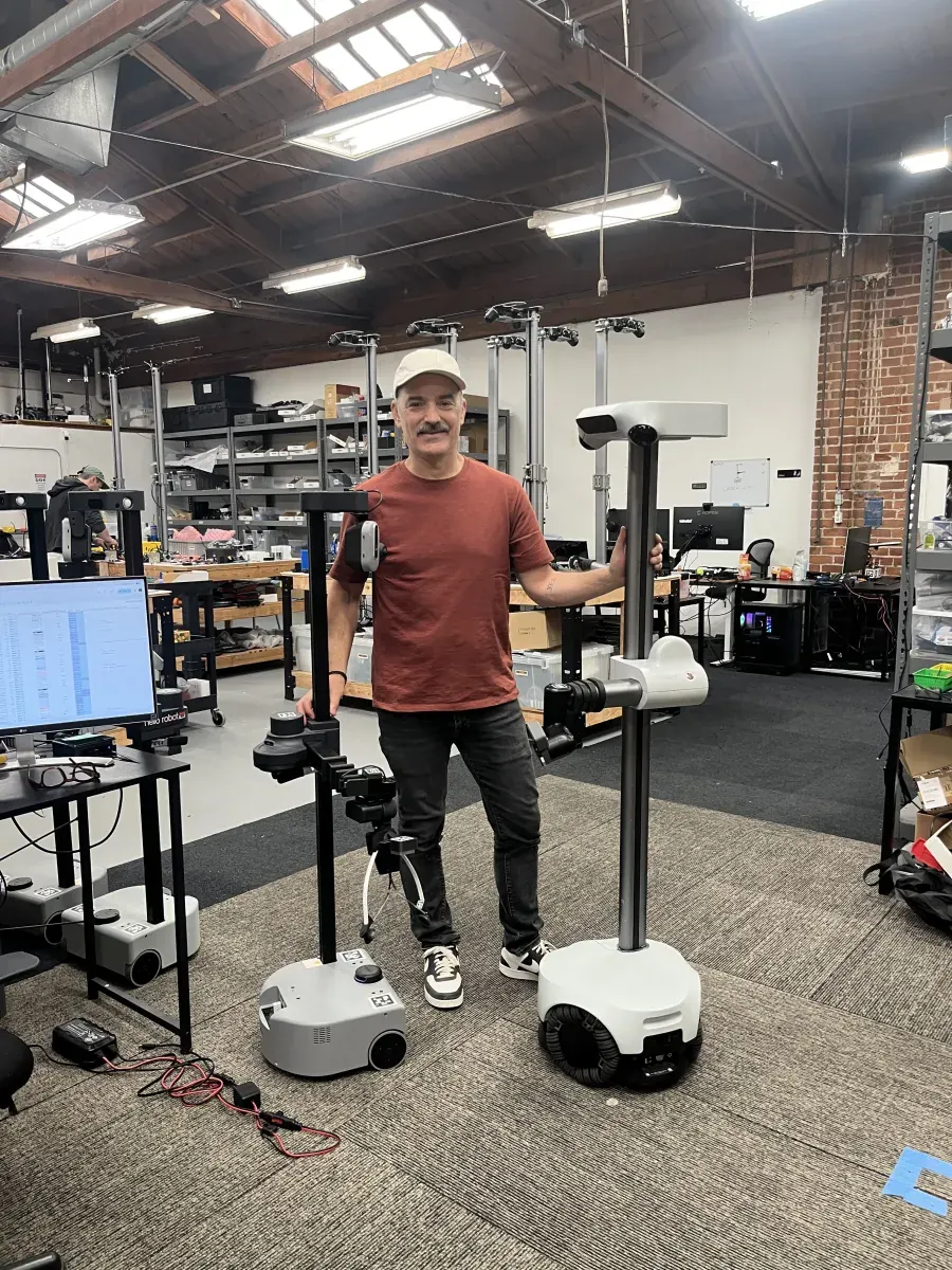 Колёсный робот Stretch 4 компании Hello Robot с телескопической рукой