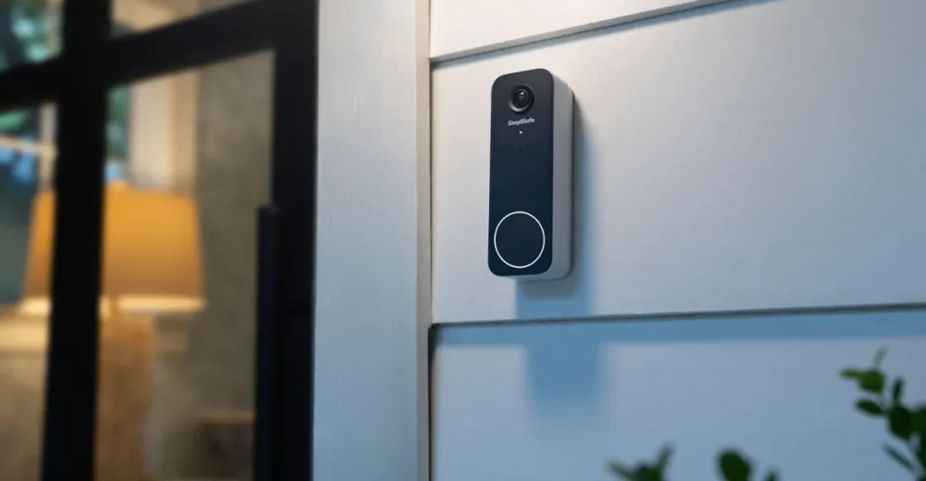 Дверной видеозвонок SimpliSafe Video Doorbell Series 2 на фоне входной двери
