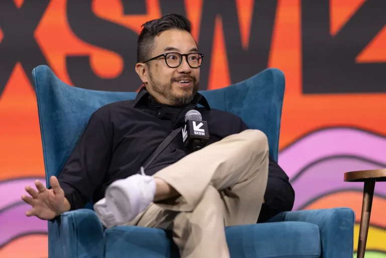 Гэрри Тан на фоне схемы дистилляции ИИ-модели через API